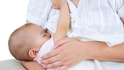 Mengatasi gangguan pencernaan pada bayi saat bayi menyusu