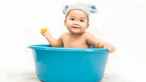 Tips Bersihkan Mainan Air si Kecil