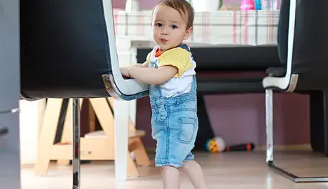 bayi berjalan berjinjit
