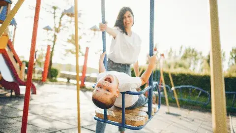 Tips Menjaga Anak Aman di Taman Bermain