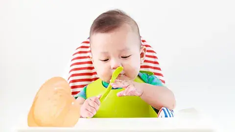 Bantu Si Kecil Makan Sendiri