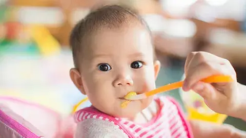 Cara Pintar untuk Mulai Memberi Makanan Padat