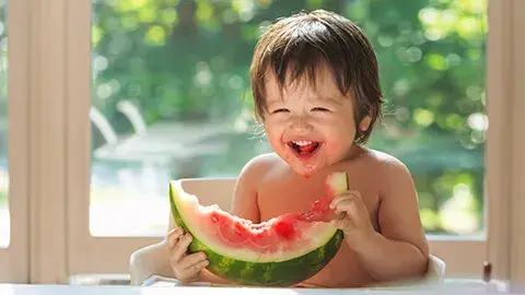 Anak makan semangka untuk mendapatkan vitamin dan mineral