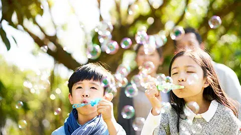 gambar anak meniup gelembung sabun
