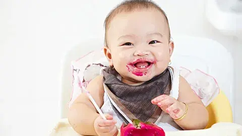Ini Saatnya Si Kecil Makan Sendiri