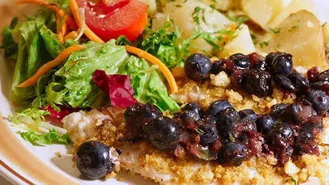 Irisan Daging Ikan Dengan Blueberry Mangga