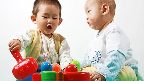Memahami Perkembangan Otak Si Kecil Usia 3 sampai 6 Bulan
