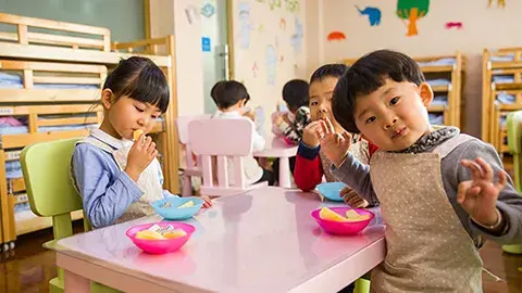 Anak-anak bersiap untuk duduk di taman kanak-kanak dengan teman-teman
