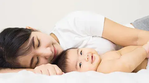 Si Kecil Terlihat Ceria Saat Ibu Mendekat