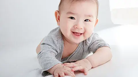 Stimulasi untuk Mendukung Perkembangan Si Kecil di Usia 4 Bulan 
