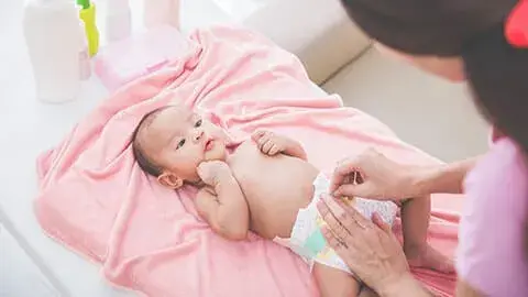 Tips Mengganti Popok Bayi