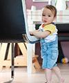 bayi berjalan berjinjit