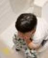 Potret anak duduk di toilet sebelum mencoba obat sakit perut anak