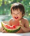 Anak makan semangka untuk mendapatkan vitamin dan mineral