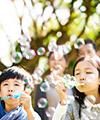 gambar anak meniup gelembung sabun