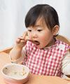 Tips Membiasakan Si Kecil Makan Sendiri